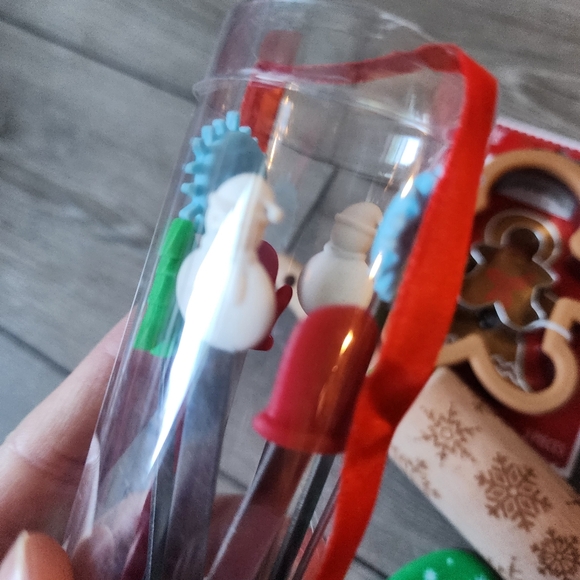 Holiday Baking essentials gift set - Picture 6 of 13